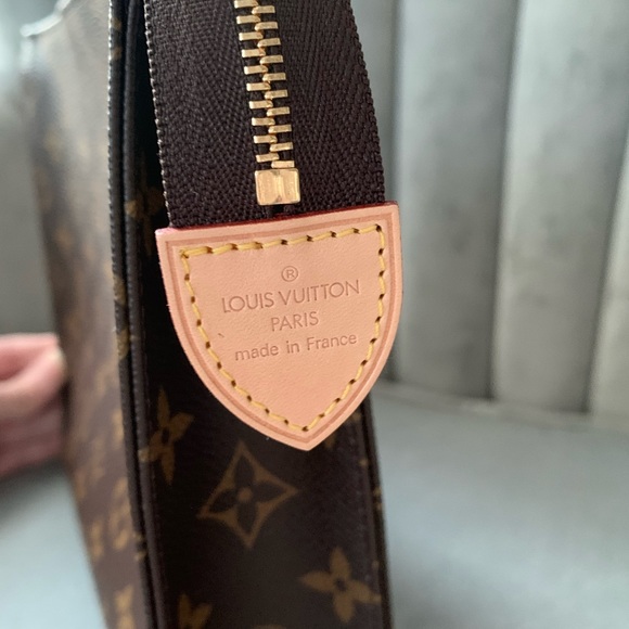 ❗️SOLD❗️🦄 Authentic LV toiletry pouch 26 - Picture 2 of 8